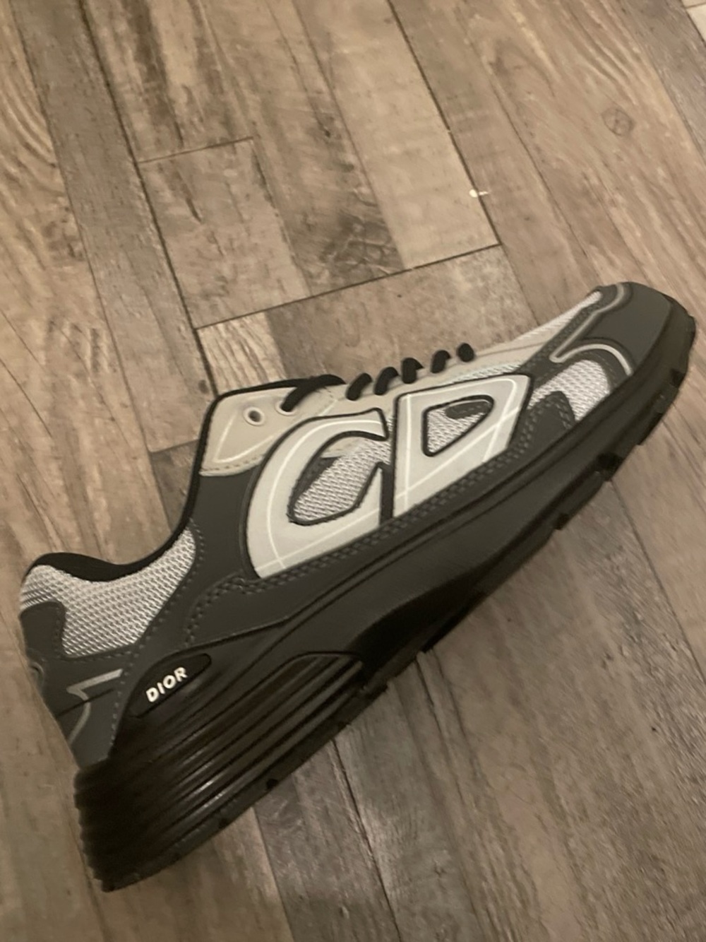 Dior Men’s Gray and Black Runner Sneaker